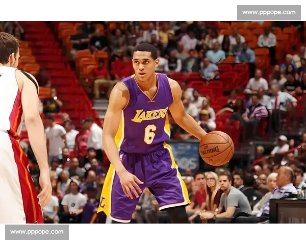 双核缺席夜，里夫斯 51 分扛湖人大旗